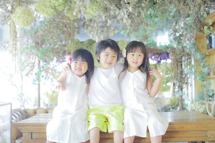 フォトスタジオラプセットで撮った3人の子どもの写真
